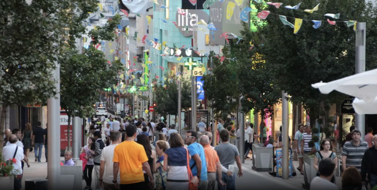 Vianants a l'avinguda Carlemany en una imatge d'arxiu.
